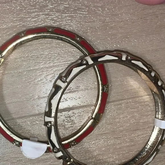 WHITE /GOLD ENAMEL HINGED BANGLE WITH RHINESTONE ACCENTS - Picture 6 of 7